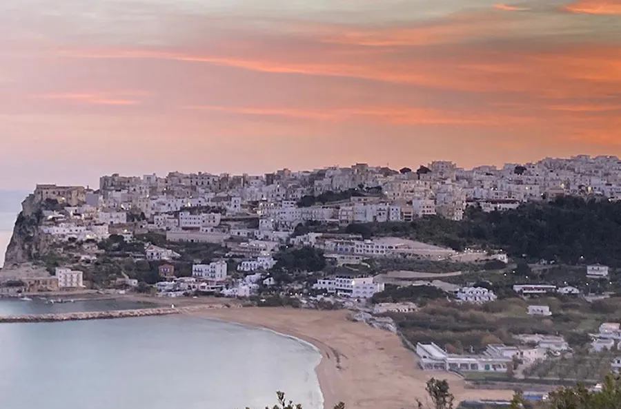 Panorama di Peschici al tramonto